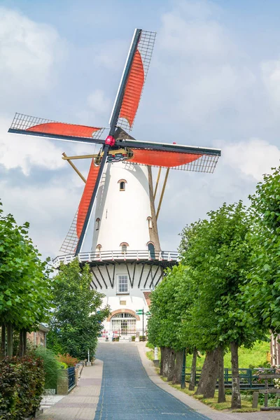 Antiguo molino de viento en Willemstad, Países Bajos — Foto de Stock