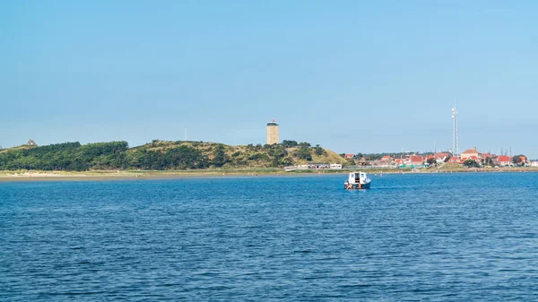 Green Beach and lighthouse Brandaris on Terschelling, Netherlands — стоковое фото