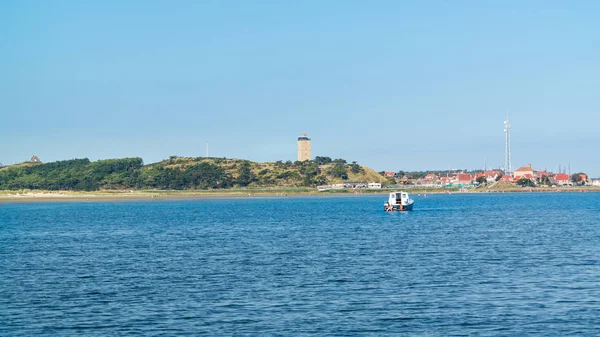 Yeşil sahil ve deniz feneri Brandaris Terschelling, Hollanda