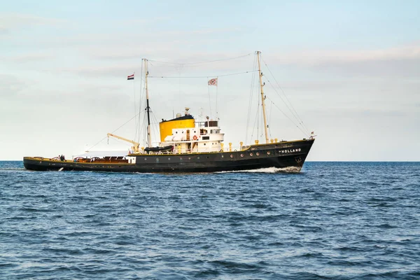 Sleepboot en passagier schip zeilen op Waddenzee, Nederland — Stockfoto