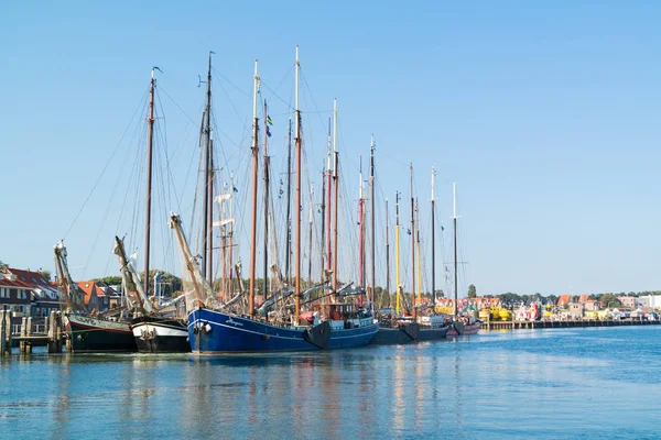 Парусные суда в гавани Тершеллинга, Нидерланды — стоковое фото