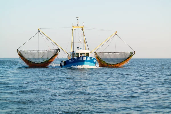 Balıkçı teknesi veya karides balıkçı teknesine balık Waddensea, Hollanda