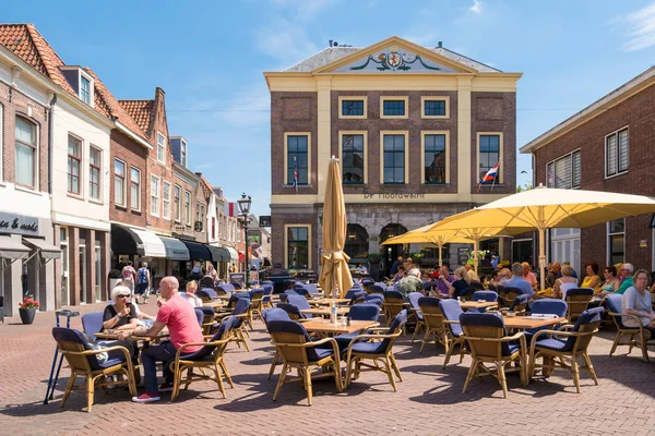 Café terraza con gente en Markt en Brielle, Países Bajos — Foto de Stock