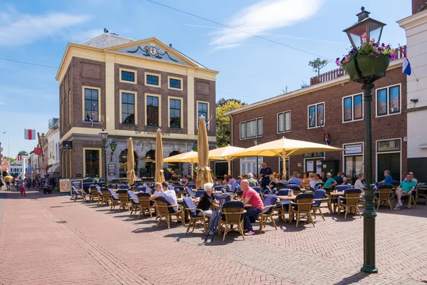 Markt com terraço exterior de café em Brielle, Países Baixos — Fotografia de Stock