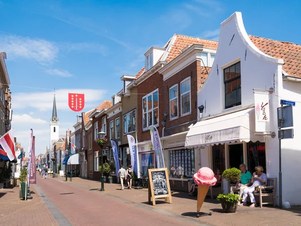 Escena callejera en el casco antiguo de Brielle, Países Bajos — Foto de Stock