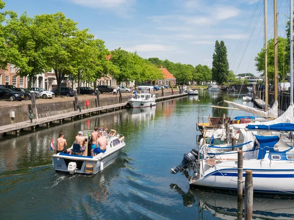 Canal en el casco antiguo de Brielle, Países Bajos — Foto de Stock