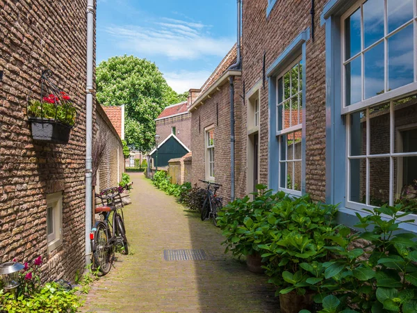 Callejón en el casco antiguo de Brielle, Países Bajos — Foto de Stock