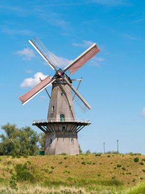 Yel değirmeni ve sur müstahkem şehrin Woudrichem, Hollanda