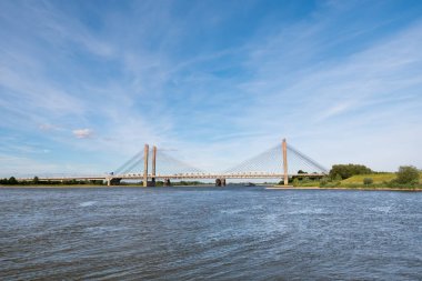 Martinus Nijhoff Köprüsü ve nehir Waal Zaltbommel, Netherla yakın