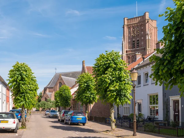 Streetscene with tower of Martin's Church in Woudrichem, Netherl — Stock Photo, Image