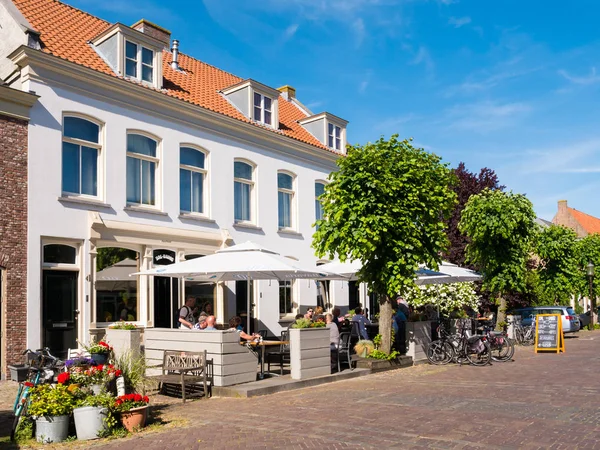 Cafe terras in de oude binnenstad van vestingstad Woudrichem, Netherlan — Stockfoto