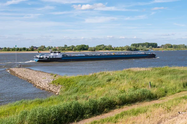 Материкові танкер плавання вище за течією на річці Waal, Нідерланди — стокове фото