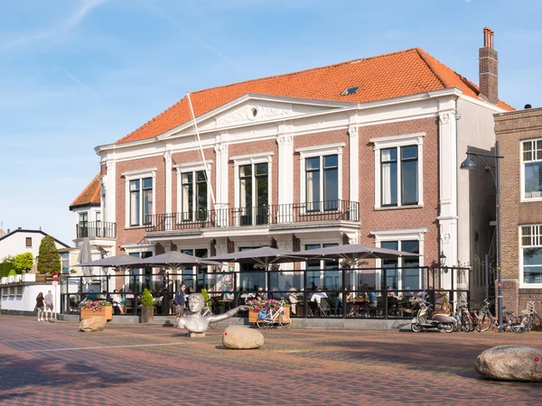 Personas en la terraza de la cafetería en Zaltbommel, Países Bajos — Foto de Stock