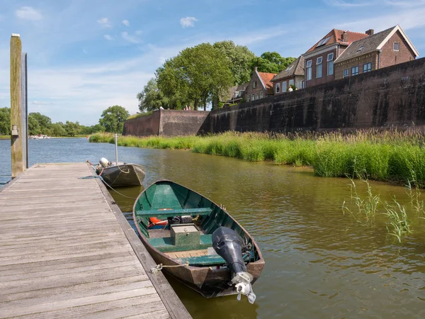Jetty en el río Afgedamde Maas y la muralla de la ciudad de Woudrichem, Nethe — Foto de Stock