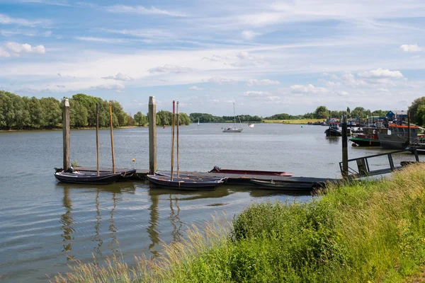 Jetty Barcos Río Afgedamde Maas Cerca Ciudad Fortificada Woudrichem Brabante — Foto de Stock