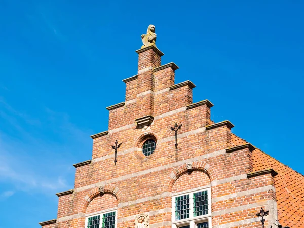 Lépcsőzetes gable, régi városháza Woudrichem, Hollandia — Stock Fotó