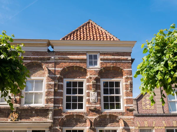 A homlokzat a régi ház erődített város Woudrichem, Hollandia — Stock Fotó