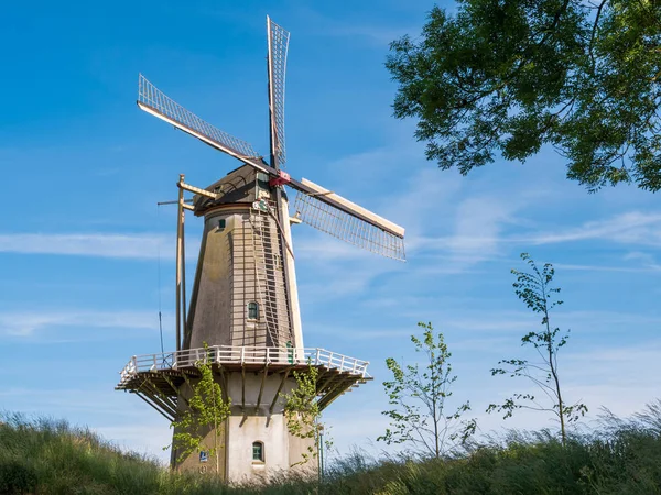 Molino de viento y muralla de la ciudad fortificada Woudrichem, Países Bajos — Foto de Stock