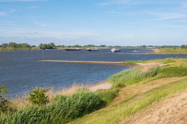 Nehir Waal groynes ve iç suyolu dike yakın Zuilichem, Bommelerwaard, Gelderland, Hollanda güney yakasında üzerinden Nakliye Panoraması