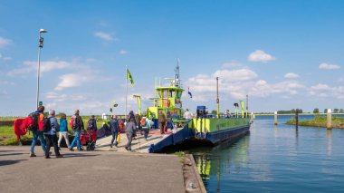 İnsanlar ve Haringvliet estua Tiengemeten adayı terk feribot