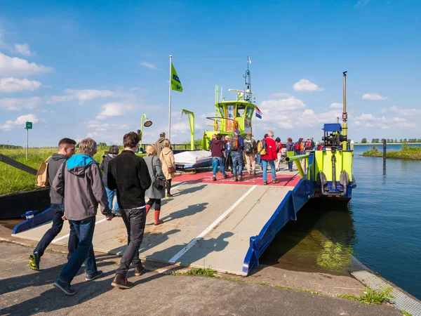İnsanlar ve Haringvliet estua Tiengemeten adayı terk feribot