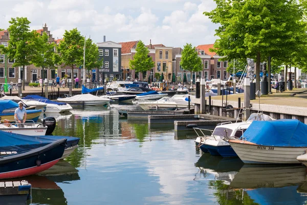 Personas y barcos en marina de Oud-Beijerland, Holanda Meridional, Net — Foto de Stock