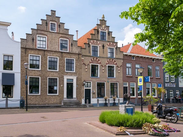 Old houses with stepped gables in Oud-Beijerland, Netherlands — Stock Photo, Image