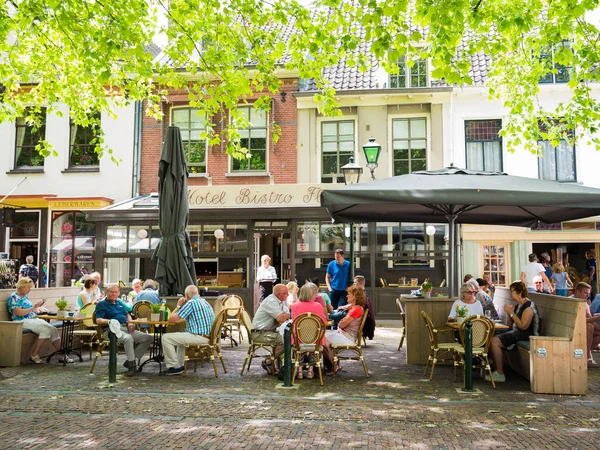 Pavement café con gente en Wijk bij Duurstede, Países Bajos — Foto de Stock