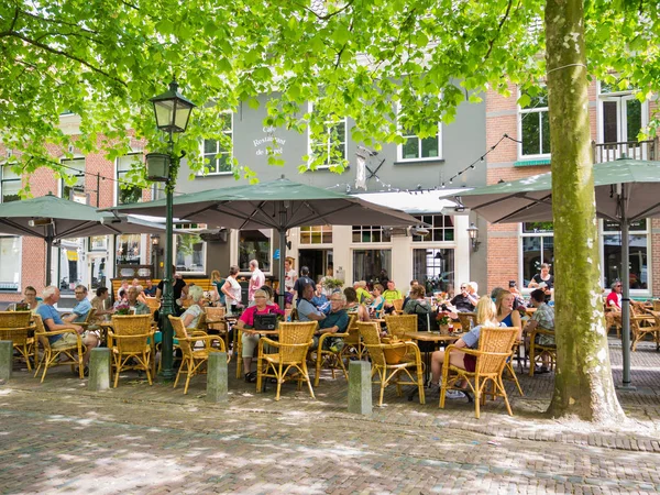 Pavement café con gente en Wijk bij Duurstede, Países Bajos — Foto de Stock