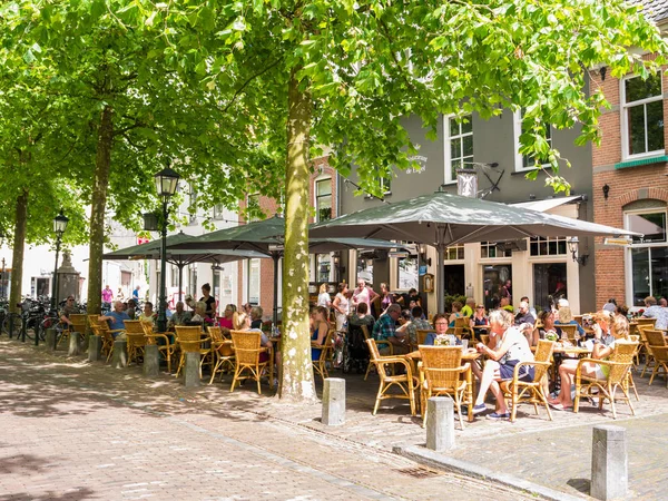 Pavement café con gente en Wijk bij Duurstede, Países Bajos — Foto de Stock