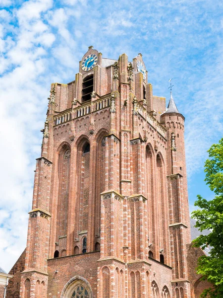 Torre de la Gran Iglesia o Iglesia Juan Bautista en Wijk bij Duu — Foto de Stock