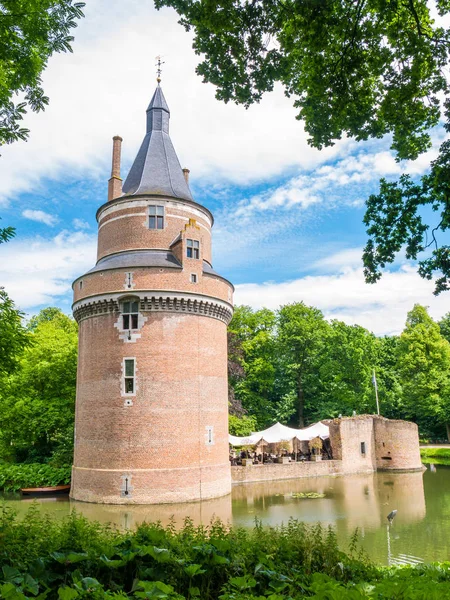 Foso y torre borgoñona del castillo de Duurstede en Wijk bij Duurst — Foto de Stock