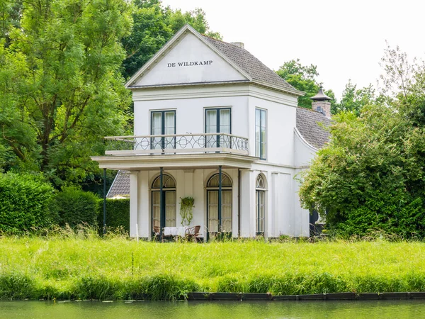 Waterfront casa Wildkamp e fosso em Wijk bij Duurstede, Nether — Fotografia de Stock