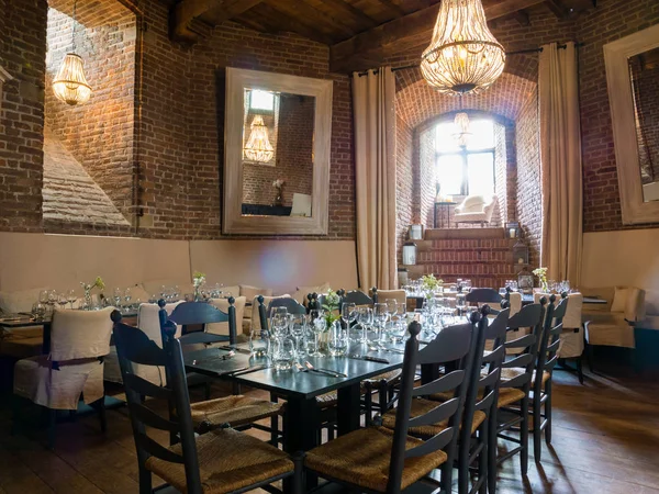 Mesas de comedor colocadas en la sala de la torre de Borgoña de Duursted — Foto de Stock