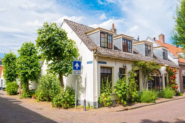 Casas en esquina en el casco antiguo de Wijk bij Duurstede, Nethe — Foto de Stock