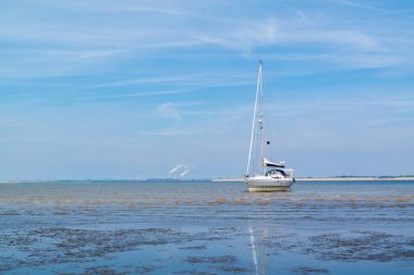 Yelkenli üzerinde sandflat düşük gelgit Rotterdam, Netherl yakınlarında karaya oturdu