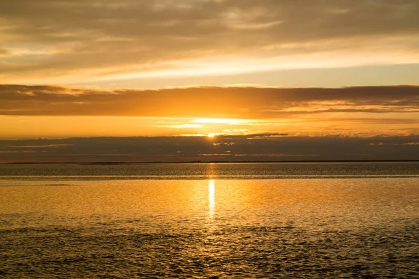 Waddensee w pobliżu zachodniej Fryzji wyspie Texel o zachodzie słońca, Holandia — Zdjęcie stockowe