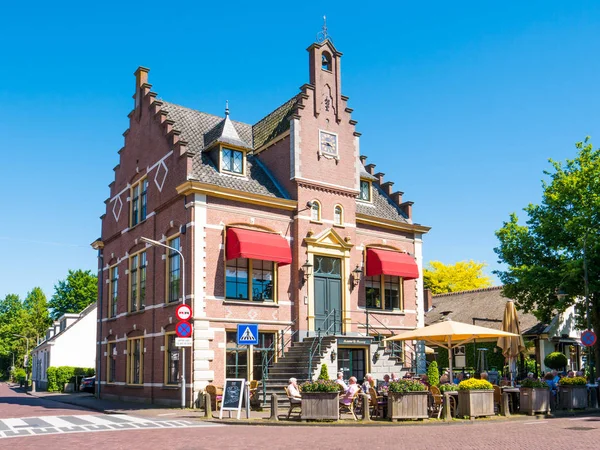 People on outdoor terrace of cafe in old town hall of Laren, Nor — Stock Photo, Image