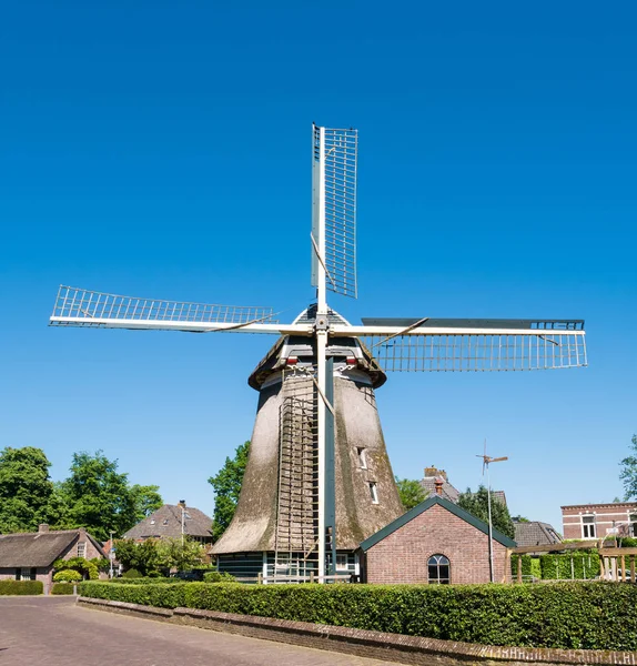 Molino de viento en el casco antiguo de Laren, Holanda del Norte, Países Bajos — Foto de Stock