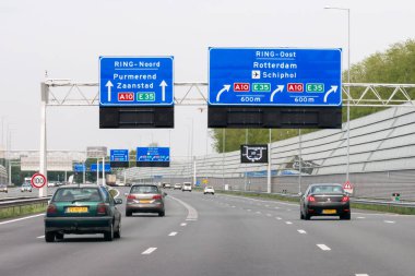 Otoyol A1 ile trafik ve yol işaretleri, Amsterdam, Hollanda