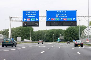 Otoyol A1 ile trafik ve yol işaretleri, Amsterdam, Hollanda