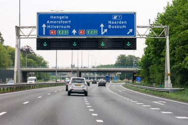 Otoyol A1 ile trafik ve yol işaretleri, Naarden, Hollanda