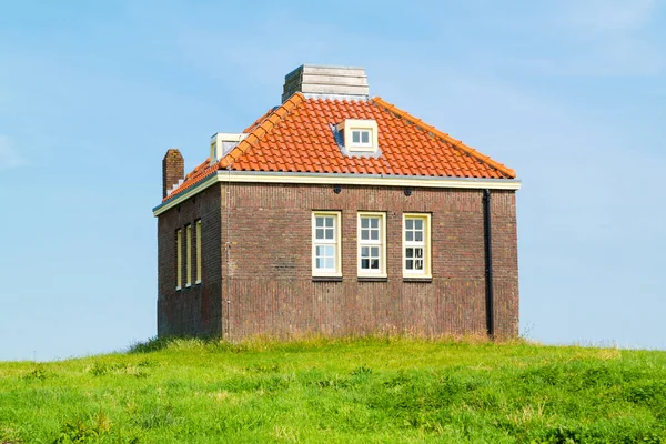 Pequeña casa de sirena de niebla en el antiguo puerto de la antigua isla de Schokland, N — Foto de Stock