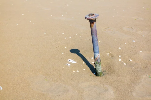 Old Rusty Iron Pole Shadow Bird Droppings Sand Beach North — Stock Photo, Image