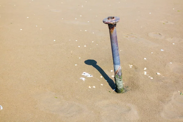 Alte Rostige Eisenstange Mit Schatten Und Vogelkot Strand Der Nordseeküste — Stockfoto