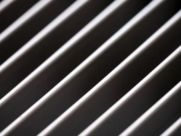 Primer plano de la rejilla de cubierta de aluminio con patrón de líneas diagonales — Foto de Stock