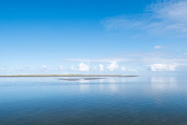 Panorama de la isla de Frisia Occidental Schiermonnikoog en Waddensea, Ne — Foto de Stock