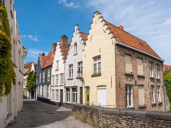 Fila de casas históricas en el casco antiguo de Brujas, Flandes, Bélgica — Foto de Stock