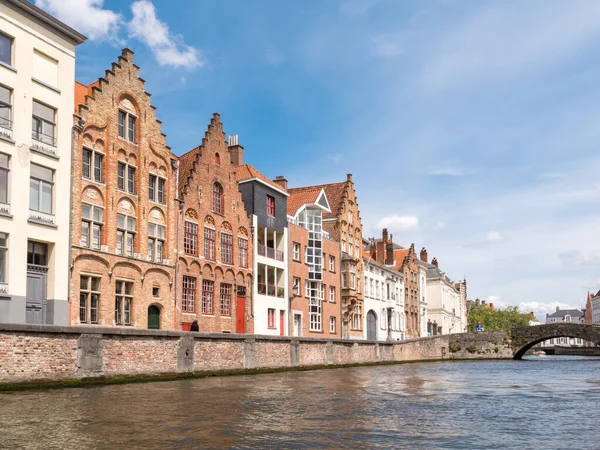 Fachadas de casas en el canal Spiegelrei, Brujas, Flandes, Bélgica — Foto de Stock