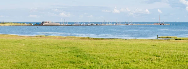 Waddensea coast with marshes and harbour on Frisian island Schie — Stock Photo, Image